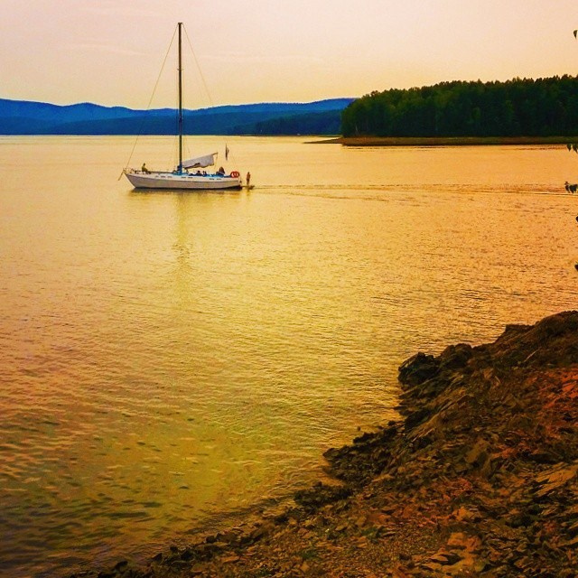 аренда яхты Красноярское море цена забронировать путешествие Царские ворота Бирюса залив шумиха стоимость заказать прогулка парусная яхта катамаран Красноярское водохранилище фотосессия фотограф Красноярск Дивногорск Красноярская ГЭС отдых купание экскурсия достопримечательность туристический тур маршрут Енисей Сибирь Козыревский зуб база отдыха адмирал