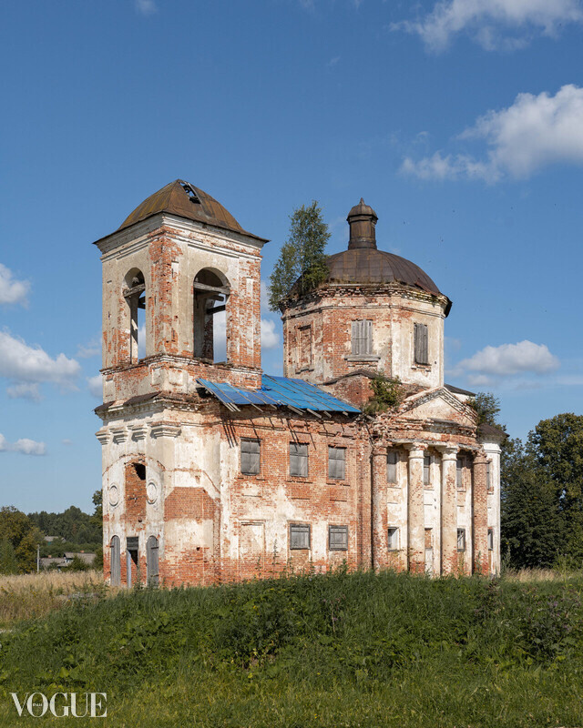 Полуразрушенный храм в селе 