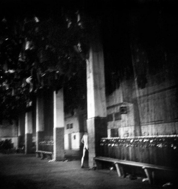 фотография Микаэля Акермана с ночным городом и высоким контрастом