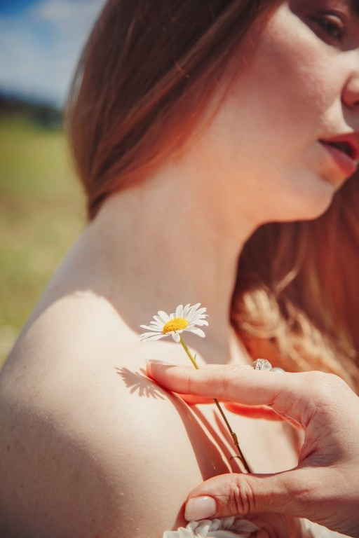 бренд-фотосессия с букетом ромашек на природе в Москве, 	женский образ для ромашковой фотосессии: лёгкое платье и ромашки, Rina_sphoto, Катерина Сысуева, фотограф Москва
