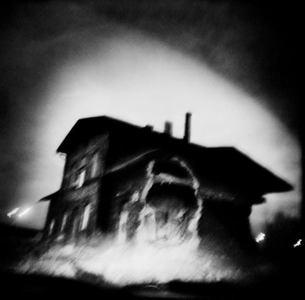 фотография Микаэля Акермана с ночным городом и высоким контрастом