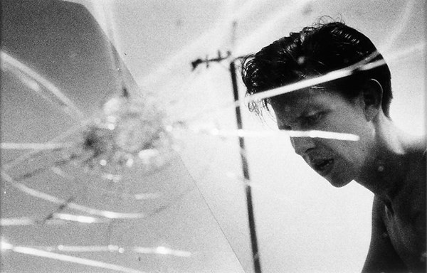 чёрно-белая фотография Ларри Кларка с подростками в городской среде