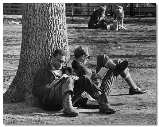 фотография Андре Кертеса из серии «On Reading», человек за чтением