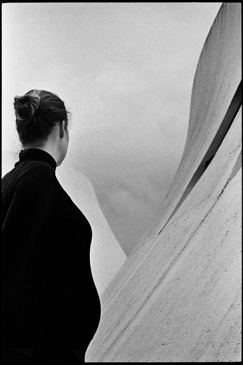 чёрно-белая фотография Сирила Дрюара с геометрией городской архитектуры