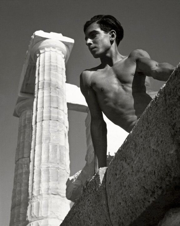 фотография Герберта Листа с юношами на фоне античной архитектуры Греции