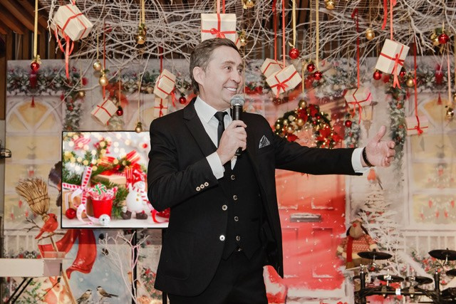 Новый год. Ведущий Валерий Чигинцев