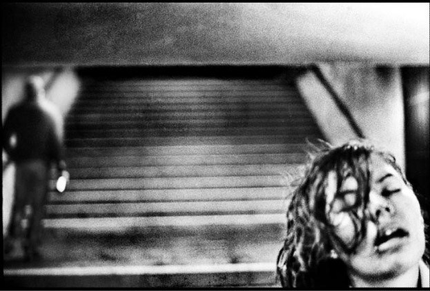 зернистая чёрно-белая фотография Микаэля Акермана с размытием