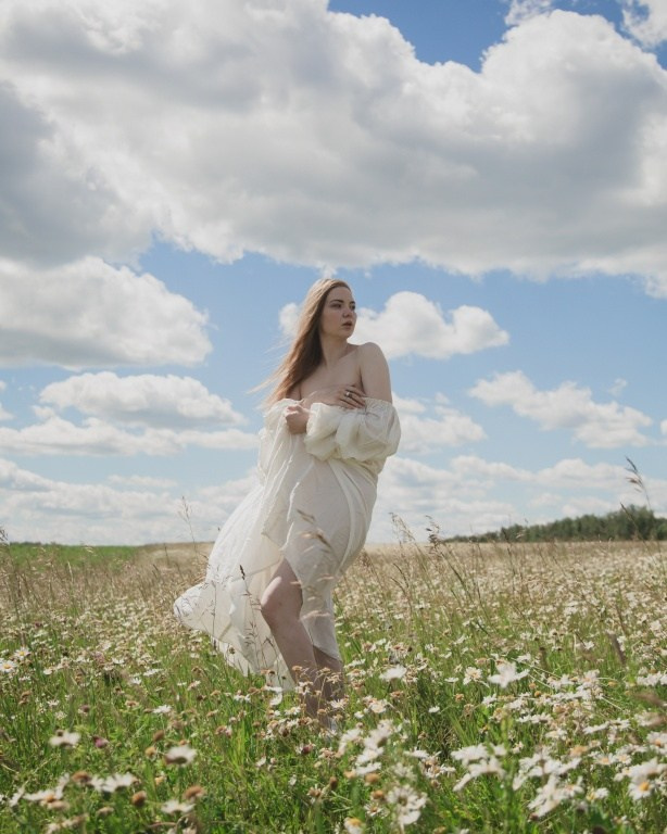 бренд-фотосессия с букетом ромашек на природе в Москве, 	женский образ для ромашковой фотосессии: лёгкое платье и ромашки, Rina_sphoto, Катерина Сысуева, фотограф Москва