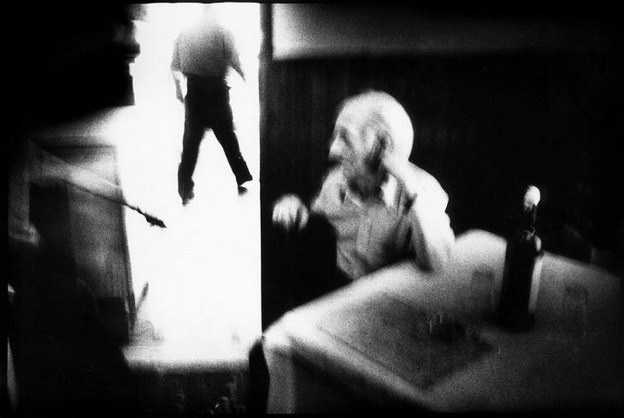 зернистая чёрно-белая фотография Микаэля Акермана с размытием