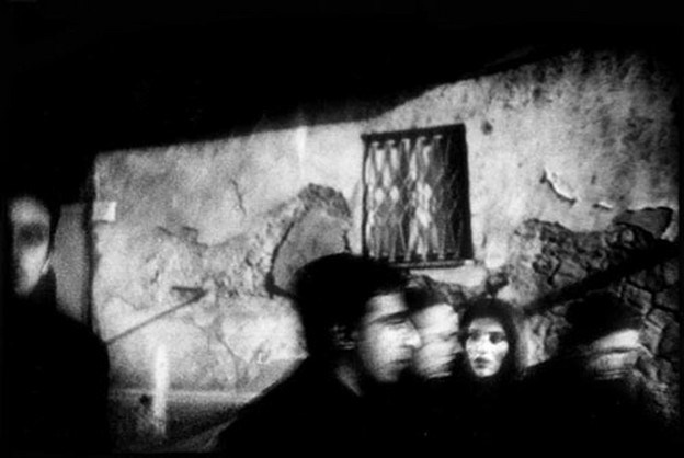 фотография Микаэля Акермана с размытыми фигурами людей