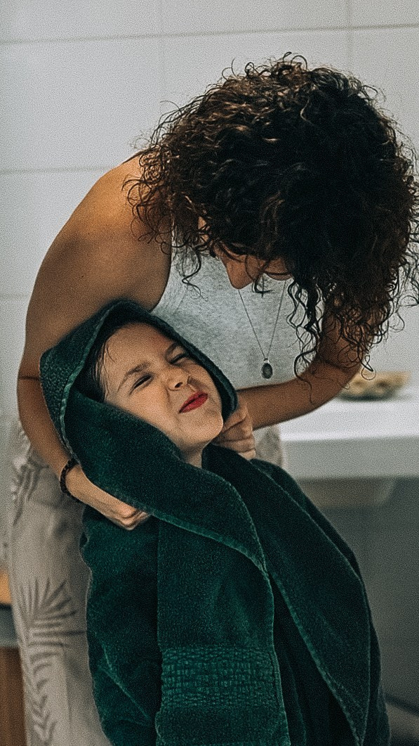 Элиза купается в ванне. Семейный фотограф в Москве Дарья Пузикова