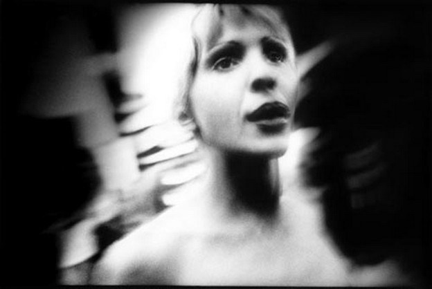 фотография Микаэля Акермана с ночным городом и высоким контрастом