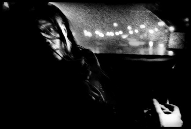 фотография Микаэля Акермана с ночным городом и высоким контрастом