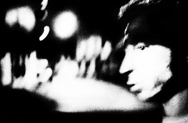 зернистая чёрно-белая фотография Микаэля Акермана с размытием