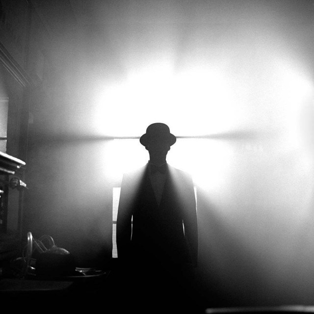 сюрреалистичная фотография Родни Смита с минималистичным фоном