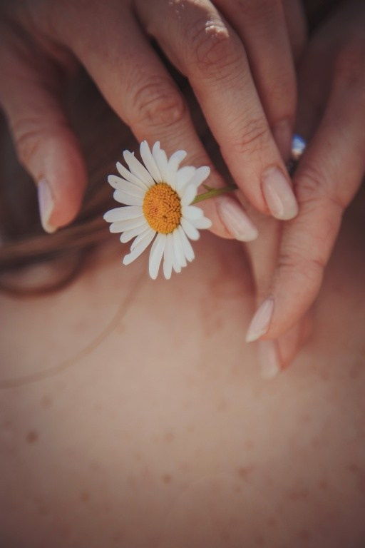 бренд-фотосессия с букетом ромашек на природе в Москве, 	женский образ для ромашковой фотосессии: лёгкое платье и ромашки, Rina_sphoto, Катерина Сысуева, фотограф Москва