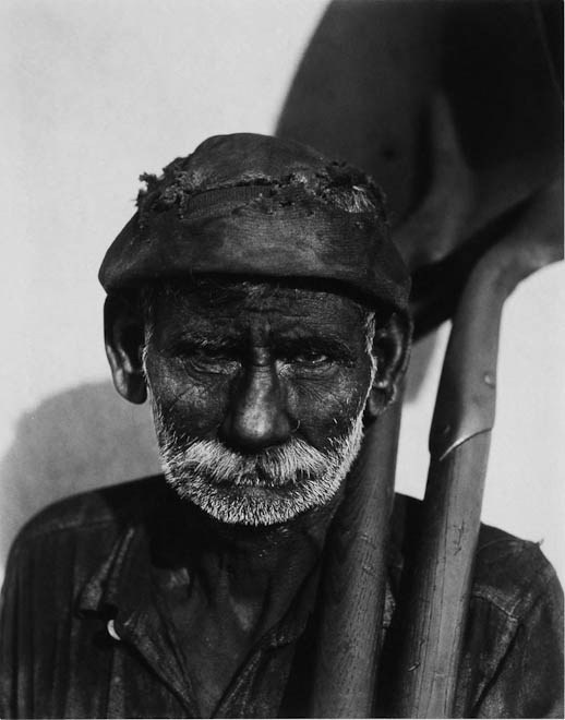 портретная фотография Уокера Эванса с жителем сельской Америки