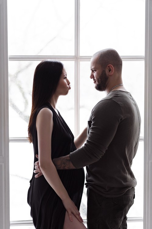 Фотосессия беременности с мужем в стиле минимализм. Семейный и женский фотограф в Санкт-Петербурге Виктория Кострова