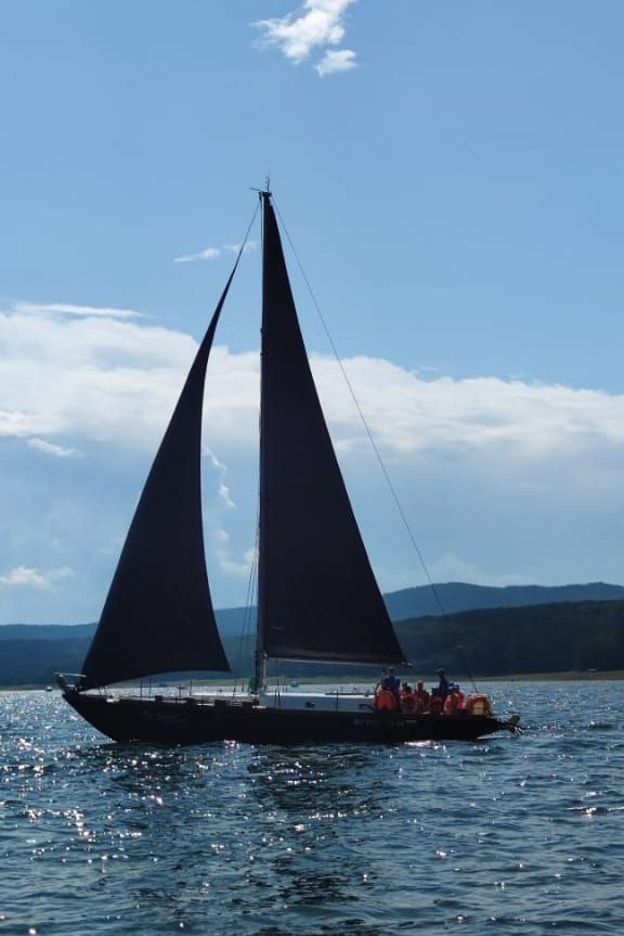 аренда яхты Красноярское море цена забронировать путешествие Царские ворота Бирюса залив шумиха стоимость заказать прогулка парусная яхта катамаран Красноярское водохранилище фотосессия фотограф Красноярск Дивногорск Красноярская ГЭС отдых купание экскурсия достопримечательность туристический тур маршрут Енисей Сибирь Козыревский зуб база отдыха