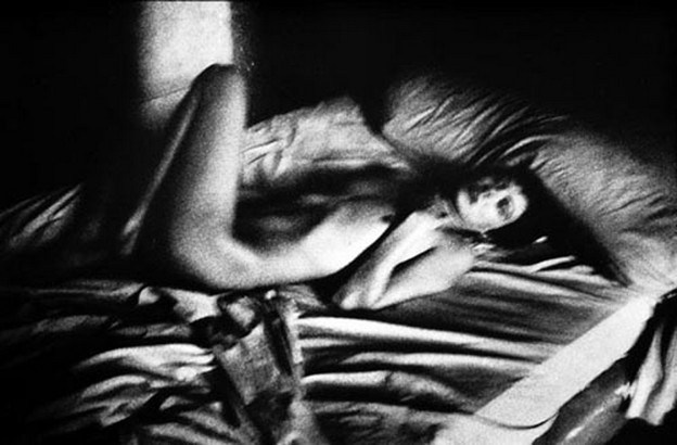 фотография Микаэля Акермана с ночным городом и высоким контрастом