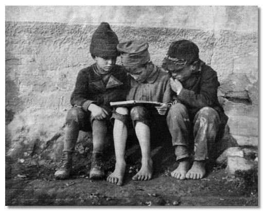 фотография Андре Кертеса из серии «On Reading», человек за чтением