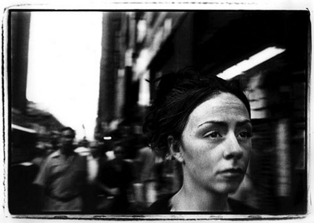 зернистая чёрно-белая фотография Микаэля Акермана с размытием