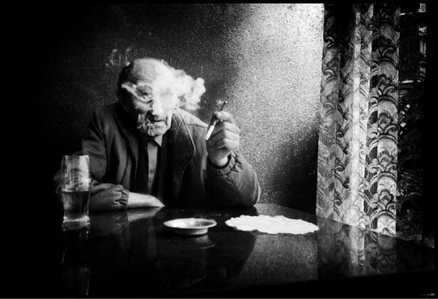 фотография Микаэля Акермана с размытыми фигурами людей