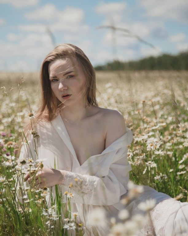 бренд-фотосессия с букетом ромашек на природе в Москве, 	женский образ для ромашковой фотосессии: лёгкое платье и ромашки, Rina_sphoto, Катерина Сысуева, фотограф Москва