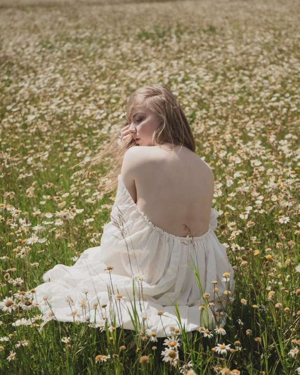 бренд-фотосессия с букетом ромашек на природе в Москве, 	женский образ для ромашковой фотосессии: лёгкое платье и ромашки, Rina_sphoto, Катерина Сысуева, фотограф Москва