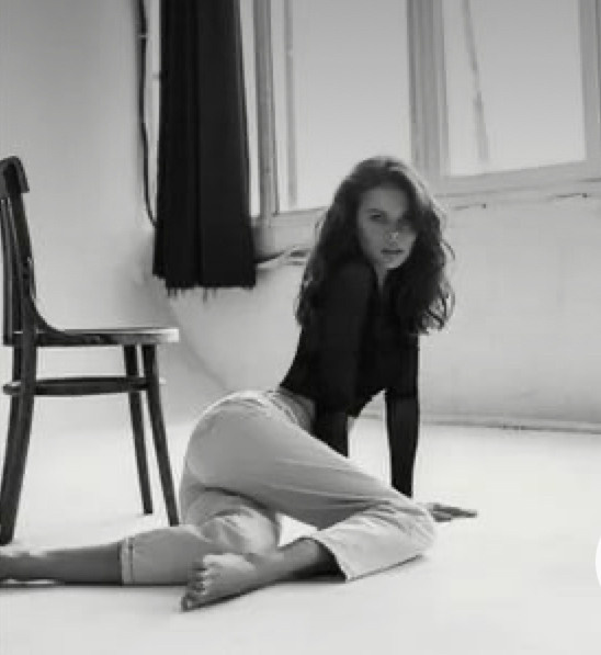 Идея для фотосессии в студии: джинсы, топ