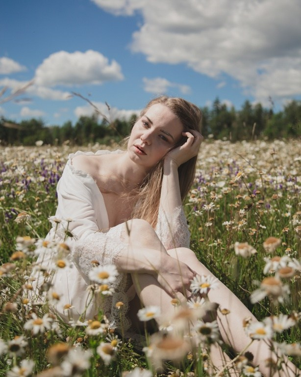 бренд-фотосессия с букетом ромашек на природе в Москве, 	женский образ для ромашковой фотосессии: лёгкое платье и ромашки, Rina_sphoto, Катерина Сысуева, фотограф Москва