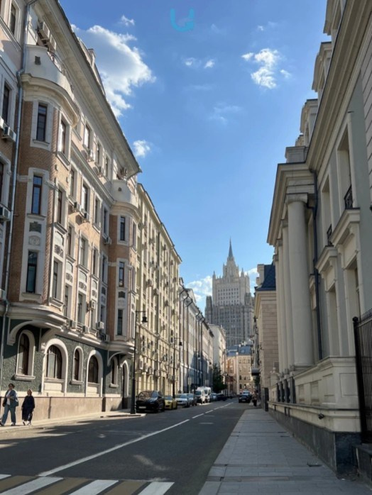 Плотников пер., 11. Рядом – переулок Сивцев Вражек, откуда тоже открывается вид на высотное здание.