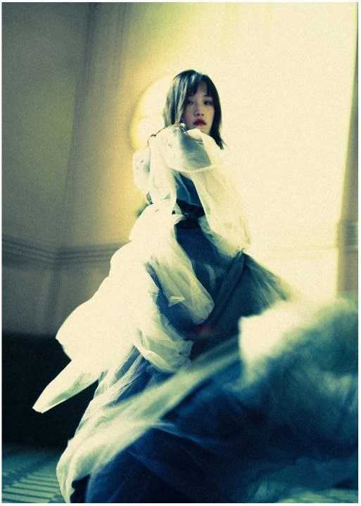 художественная съемка модели на витебском вокзале в летящем платье