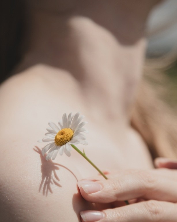 бренд-фотосессия с букетом ромашек на природе в Москве, 	женский образ для ромашковой фотосессии: лёгкое платье и ромашки, Rina_sphoto, Катерина Сысуева, фотограф Москва