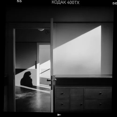 чёрно-белая фотография Сирила Дрюара с геометрией городской архитектуры