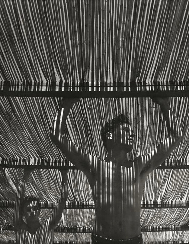 художественная чёрно-белая фотография Герберта Листа с игрой света и человеческой фигуры