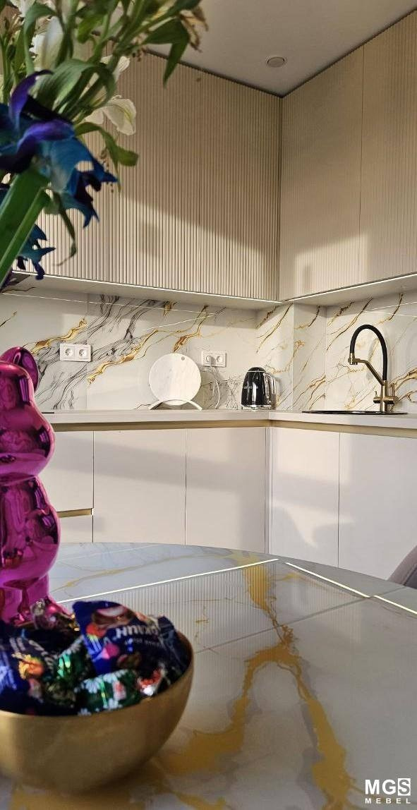 Светлый кухонный гарнитур в современном интерьере