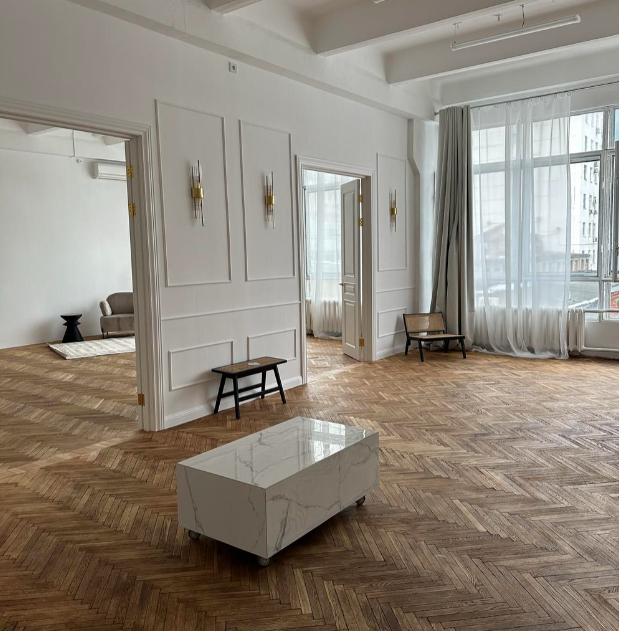 Фотостудия Studio3313Зал ВаршаваВ нем 115 квадратов чистейшей свободы, расположен не на солнечной стороне и оборудован тюлем и шторами со 100% блэкаутом.  Зал выполнен в неоклассическом стиле и разделен на два помещения стеной с 2мя распашными дверьми, высотой 2,4 метра На полу лежит старинный восстановленный паркет, все стены белые, на некоторых есть молдинги. Так же в зале продумано несколько вариантов освещения. Отдельно включаются: стеклянная люстра над столом, над кроватью и настенные бра.  В гостином зале  располагается овальный дубовый стол размером 180*100, плетеные кресло и скамья, журнальный мраморный стол. Распахивая двери, вы попадаете в спальню, где есть кровать, прикроватные тумбочки, зеркало, кресло, журнальный стол и ковер. С апреля месяца стоимость зала составит 3500/час.  