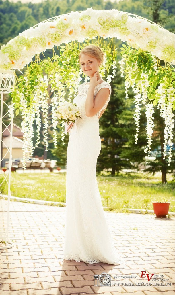 свадьба Красноярск фотосессия фотограф выездная свадебная церемония цена заказать стоимость забронировать дату ведущий церемониймейстер цветочная свадебная арка платье невесты костюм жениха идея место образ  стилист визажист причёска макияж пример фото подружки отец невесты гости вилатик гринпарк 