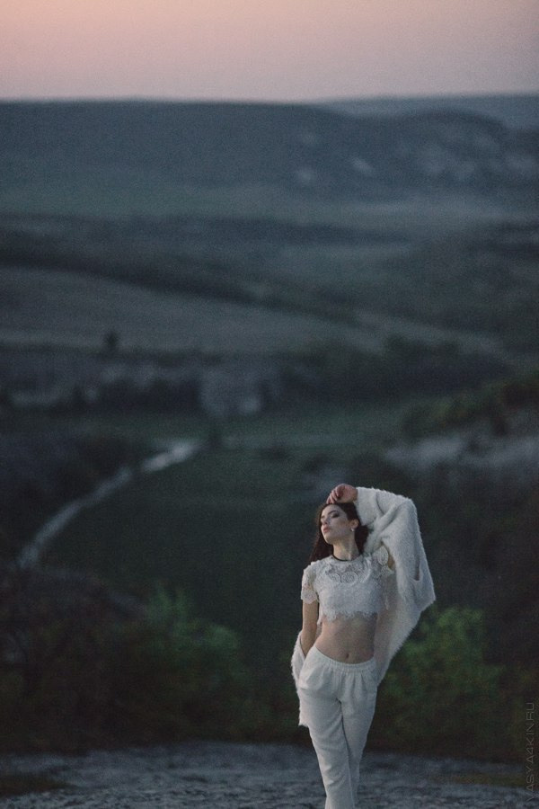 Фотография с гламурной свадьбы в Ярославле, где невеста стоит на дорожке, усыпанной белыми розами, перед входом в свадебное помещение