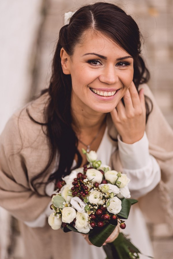 Пара, целующаяся под дождем, создающая романтическую атмосферу