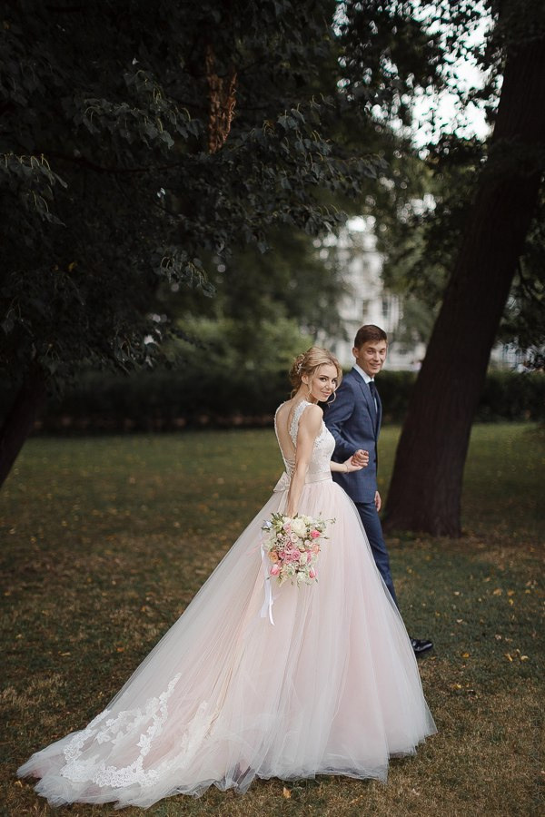 Молодой поднимает свою невесту в руках, олицетворяя его силу и защиту