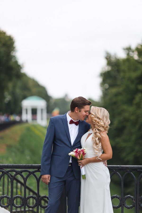 Фото роскошного свадебного букета, состоящего из роз разных оттенков, и украшенного атласной лентой