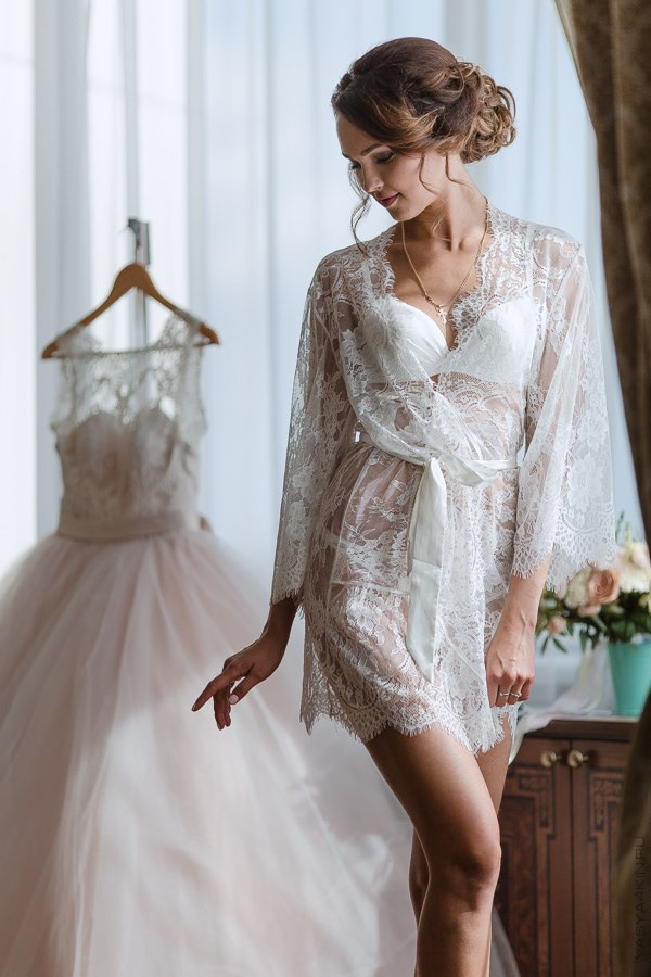 Улыбающиеся молодые люди, купающиеся в лучах солнца, которые фотографируют их с контуром городской застройки