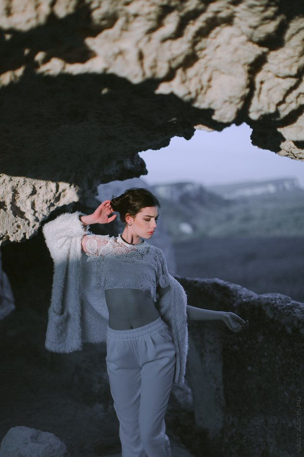 Молодой парень, сделавший предложение своей девушке с развернутым парашютом