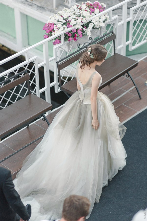 Пара, сидящая на скамейке в парке, руки нежно сплетены друг с другом, рядом с табличкой, гласящей "Счастливое место"