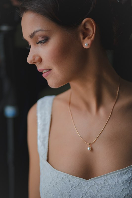 Молодой парень, делающий предложение своей возлюбленной на парусной яхте