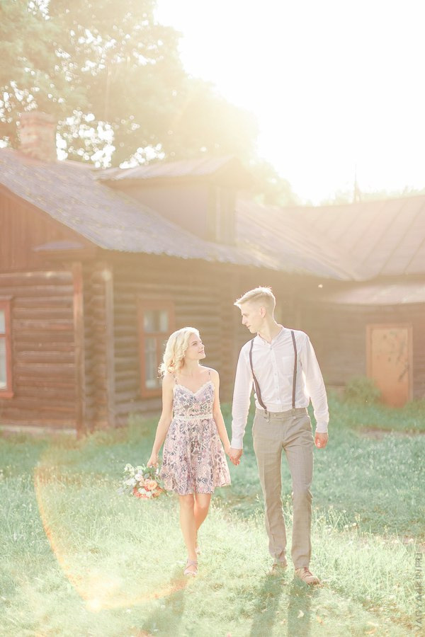 Невеста, идущая по аллее, посыпанной нежными лепестками роз