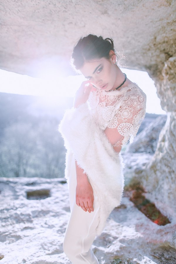 Свадебная фотография, на которой невеста и жених делают совместное фото в фотобудке, что позволяет им осмеяться и насладиться моментом