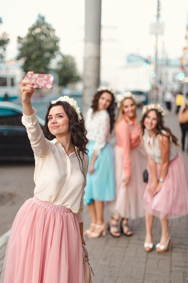 Свадебные обручальные кольца, прикрепленные к столу с мороженным